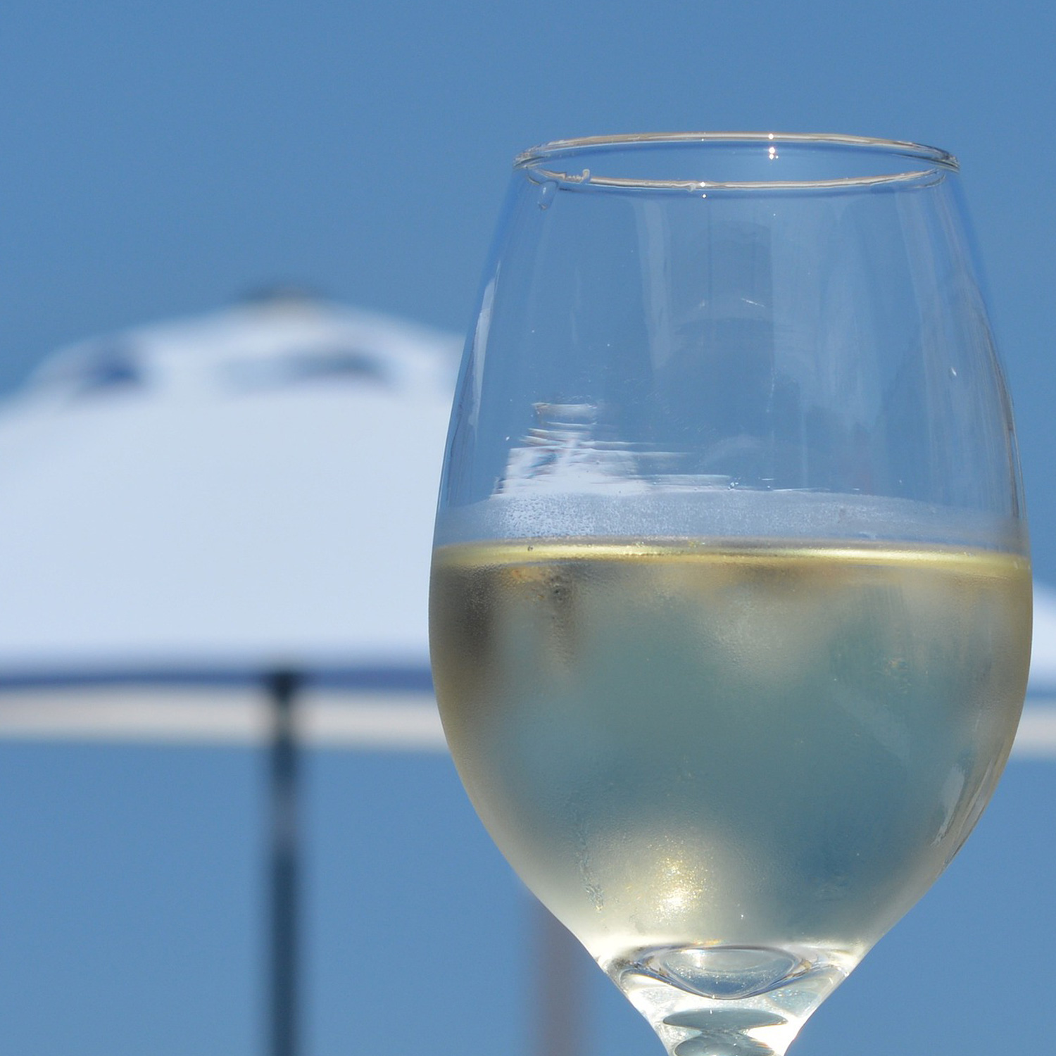 Genießen Sie diesen schmackhaften Weißwein