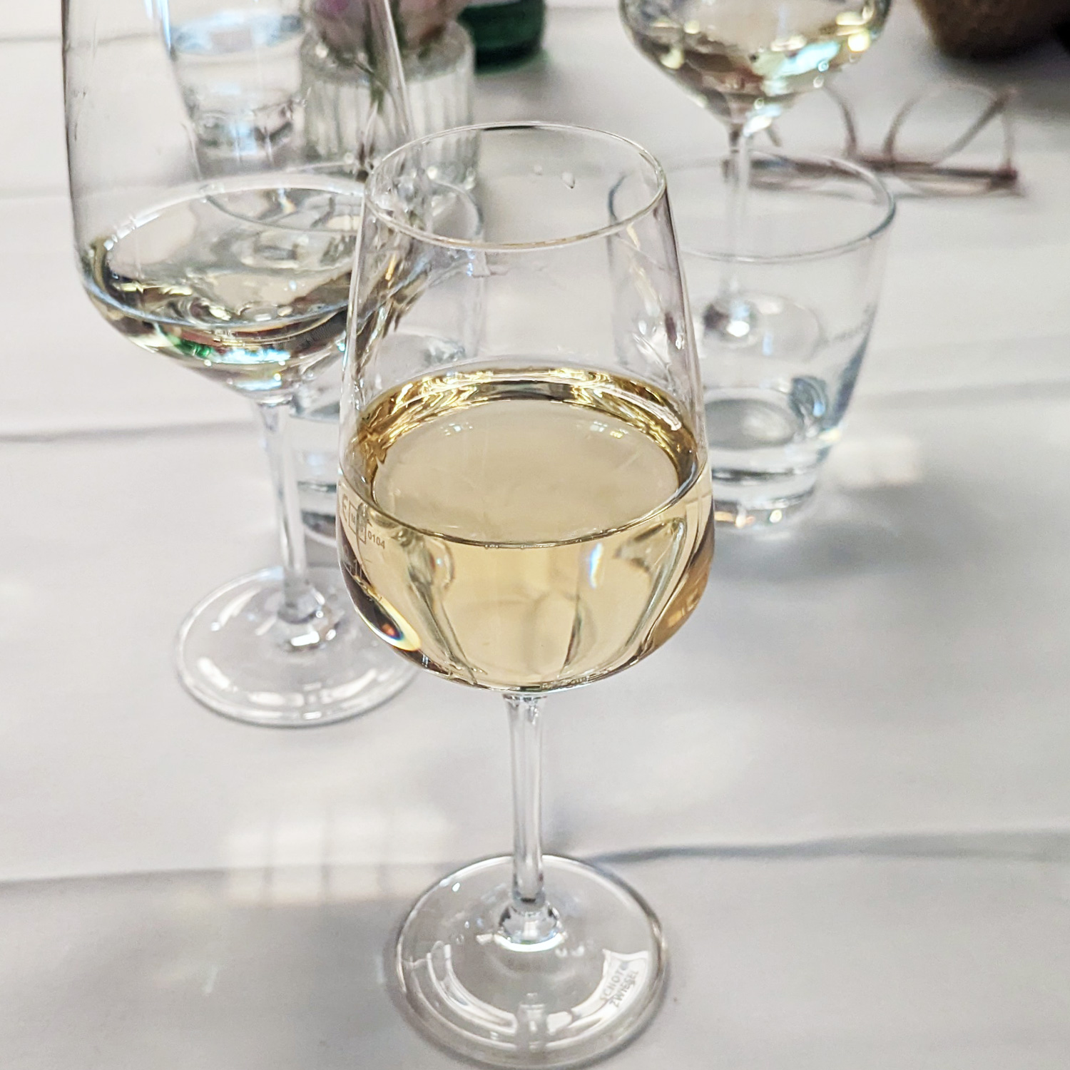 Genießen Sie diesen schmackhaften Weißwein