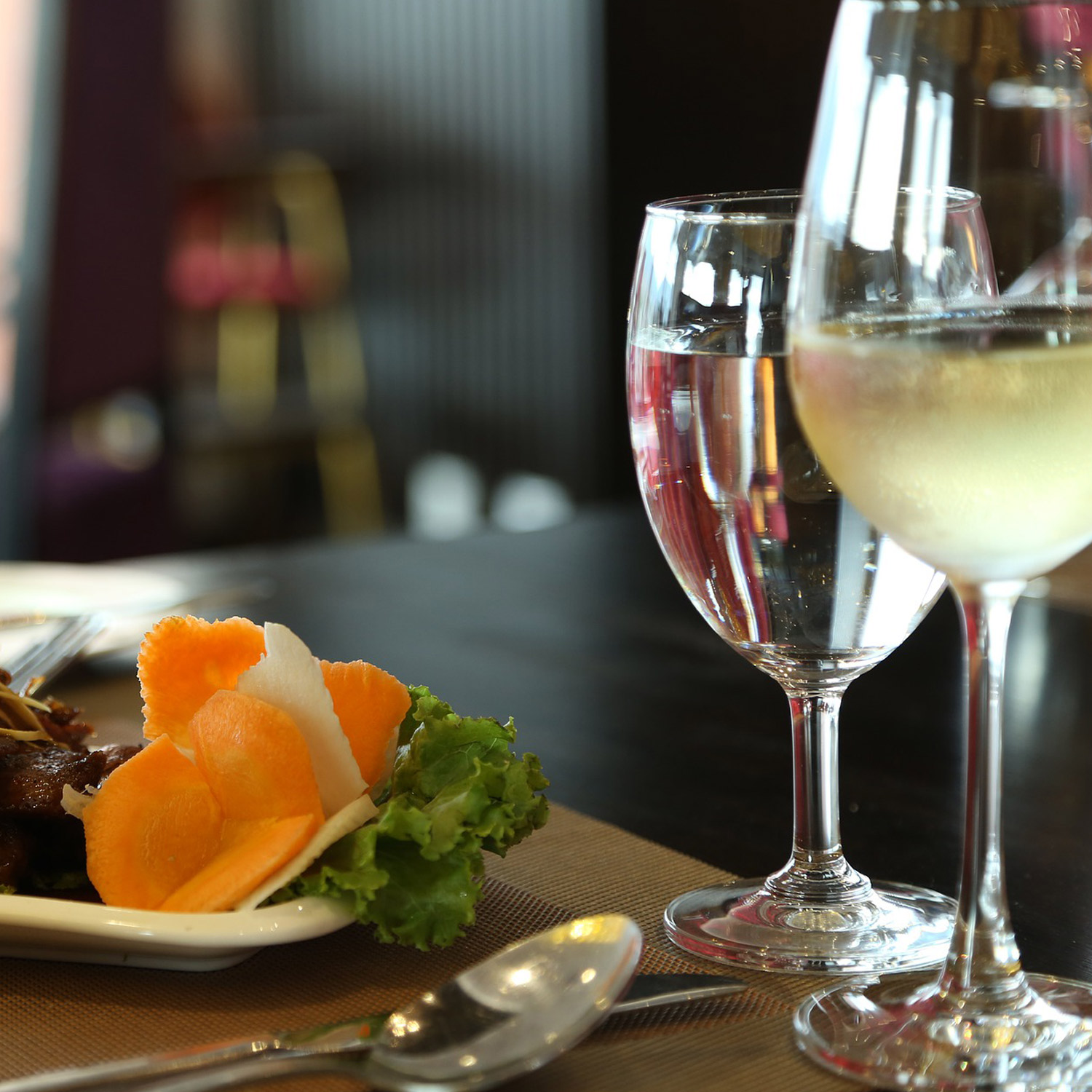 Genießen Sie diesen schmackhaften Weißwein