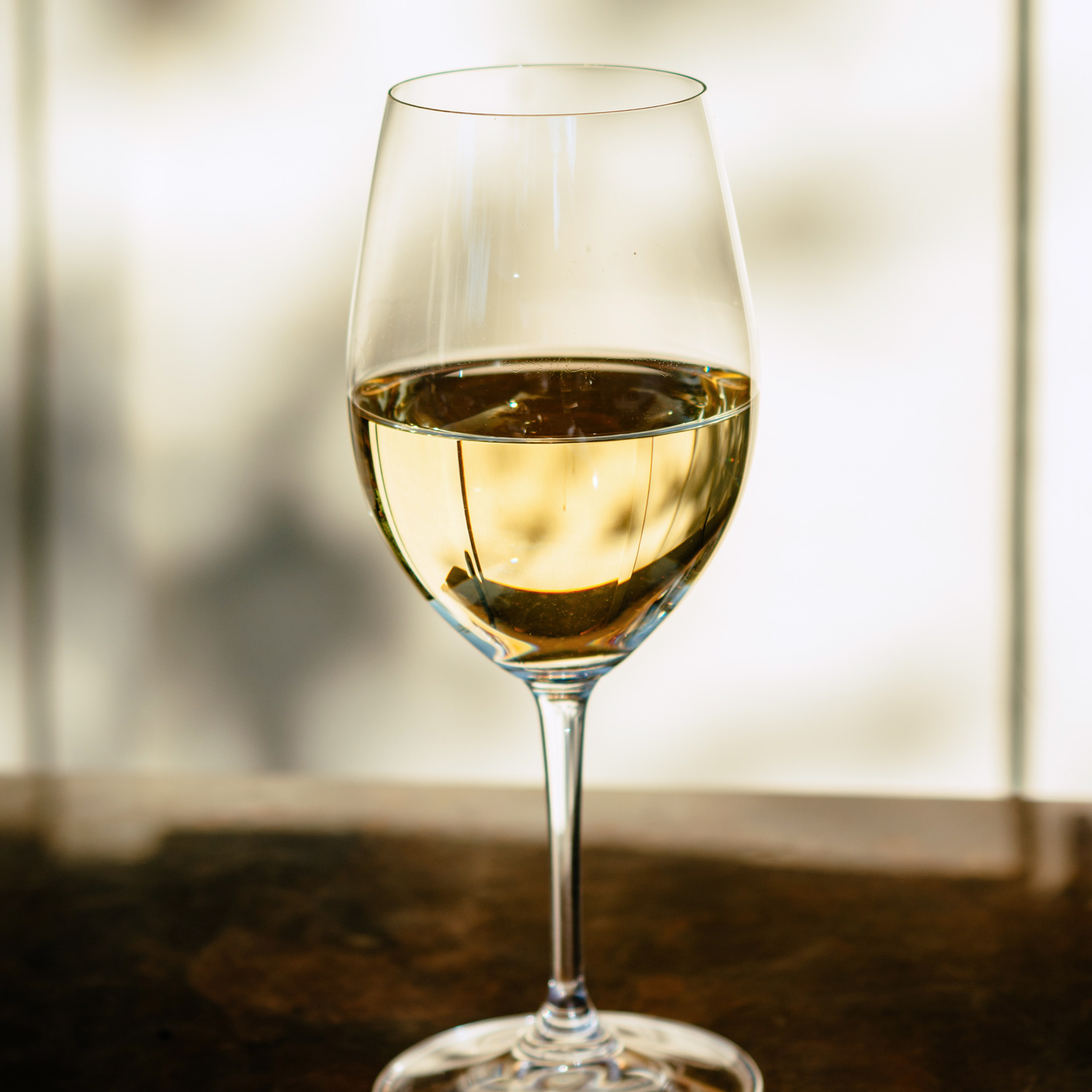 Genießen Sie diesen schmackhaften Weißwein