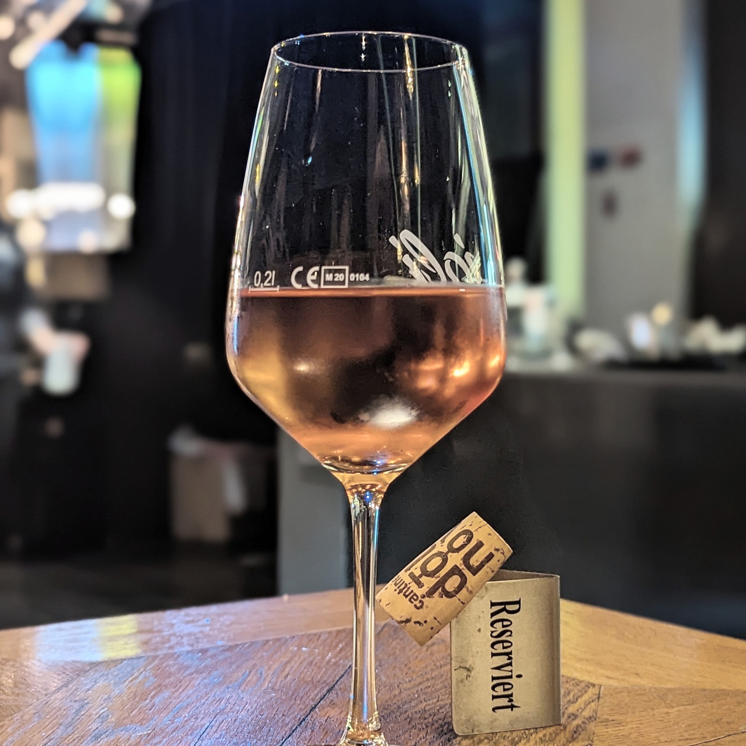 Genießen Sie diesen erfrischenden Roséwein