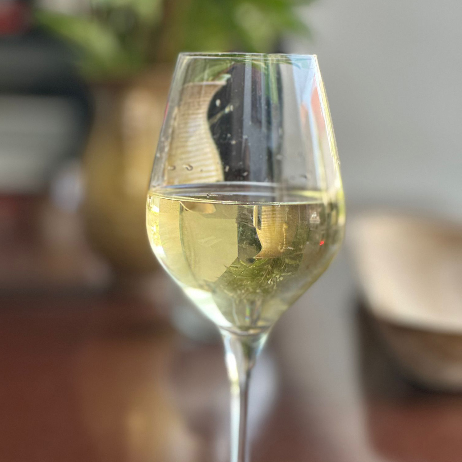 Genießen Sie diesen schmackhaften Weißwein