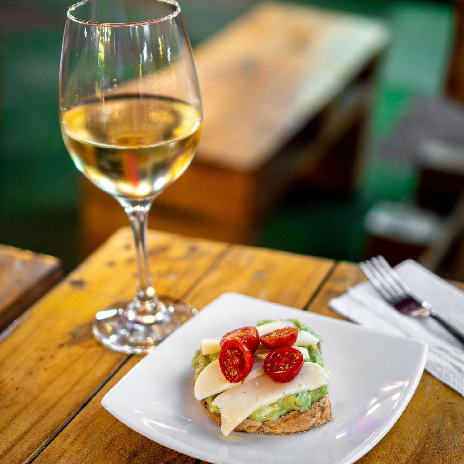 Genießen Sie diesen schmackhaften Weißwein