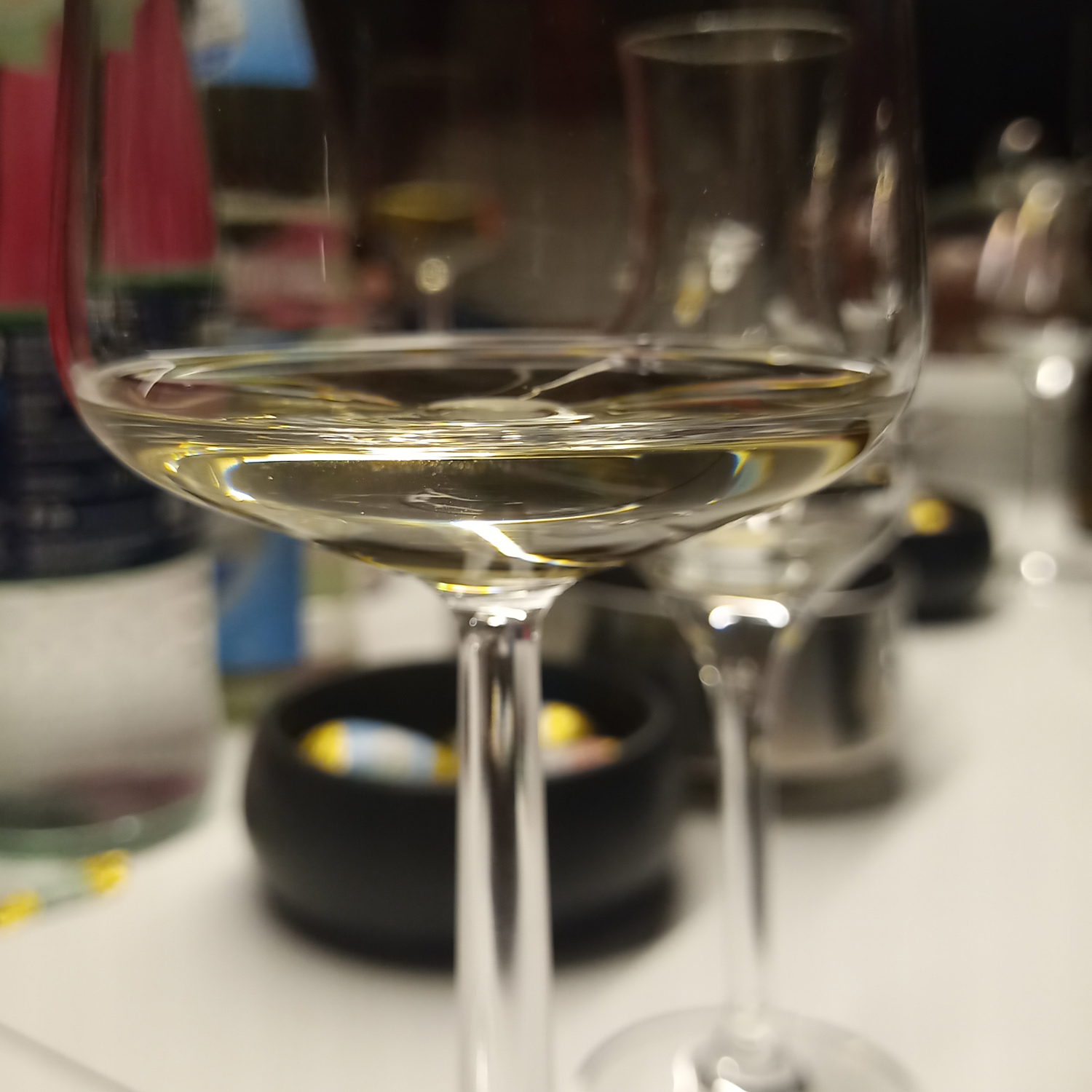 Genießen Sie diesen schmackhaften Weißwein