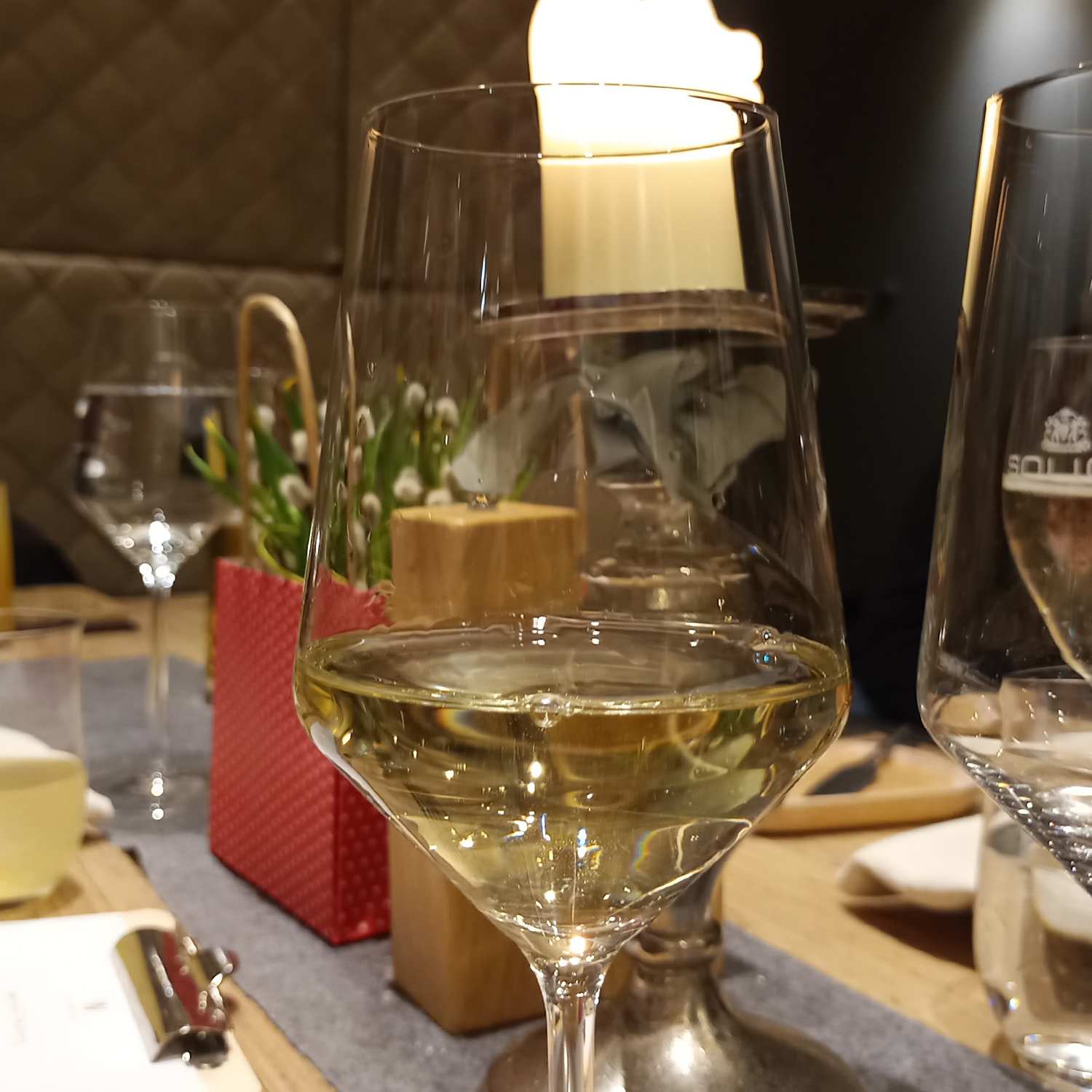 Genießen Sie diesen schmackhaften Weißwein