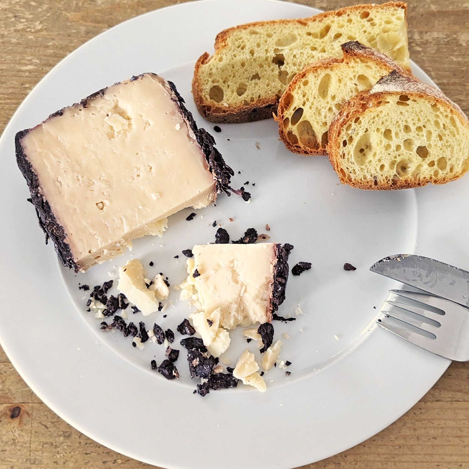 Käseteller als Weinbegleitung