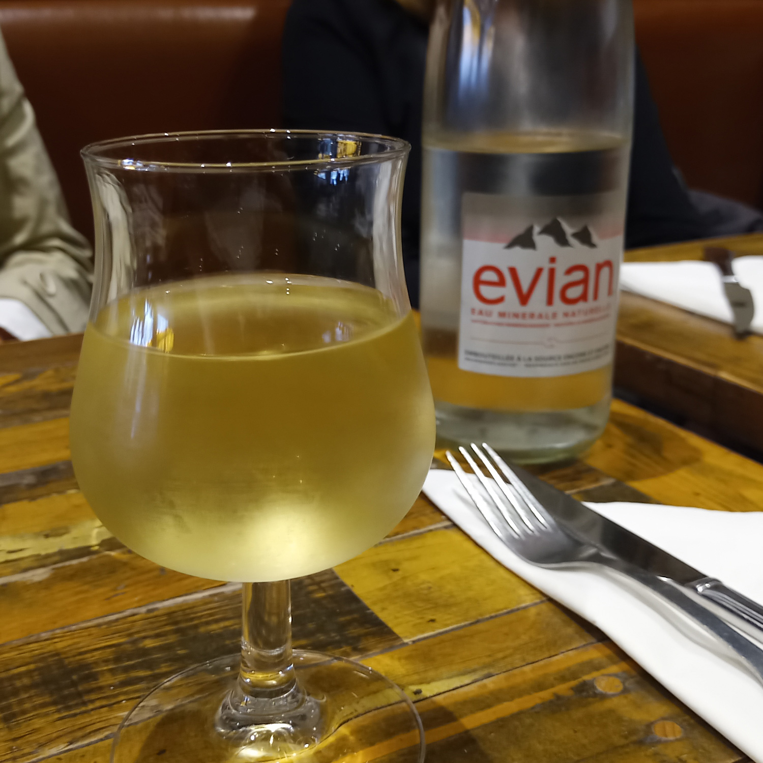 Genießen Sie diesen schmackhaften Weißwein