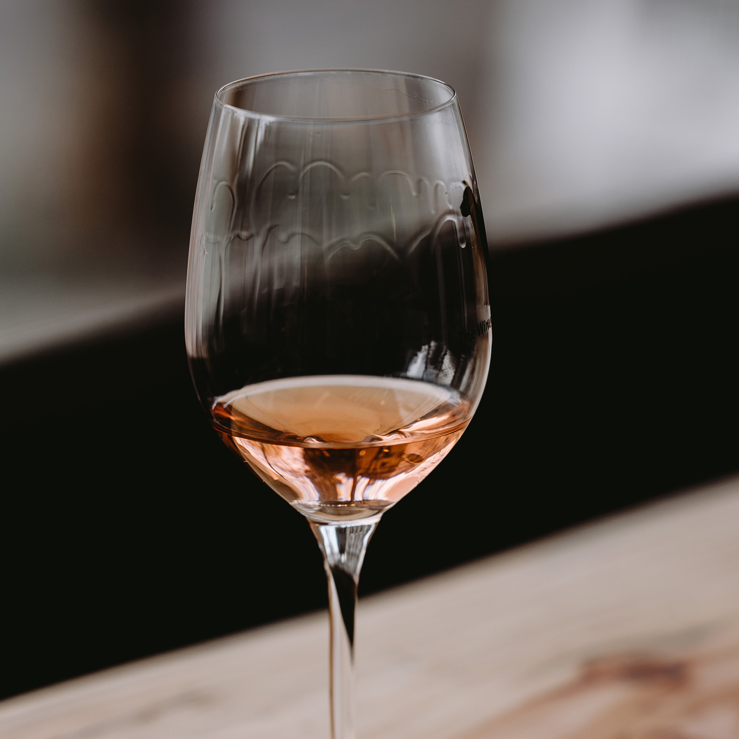 Genießen Sie diesen erfrischenden Roséwein