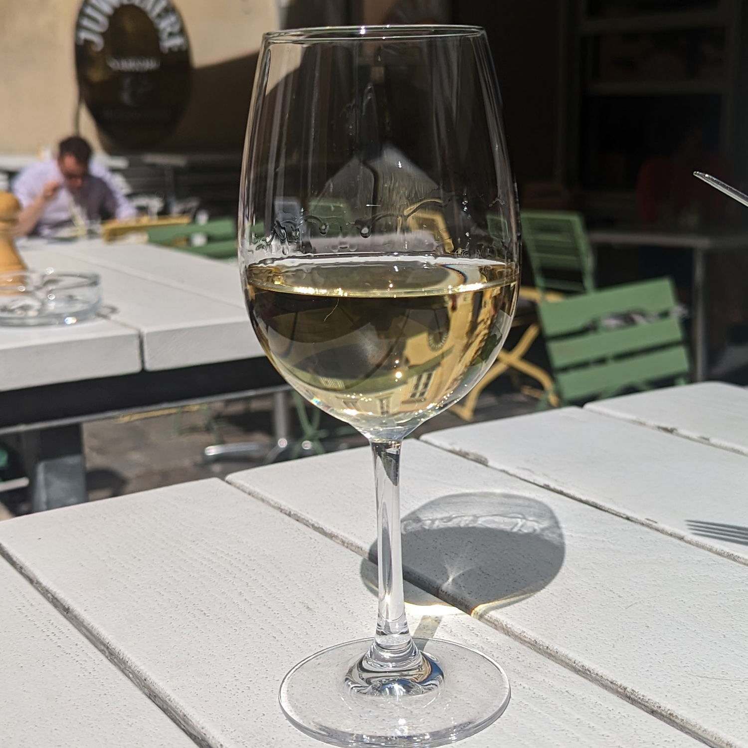 Genießen Sie diesen schmackhaften Weißwein