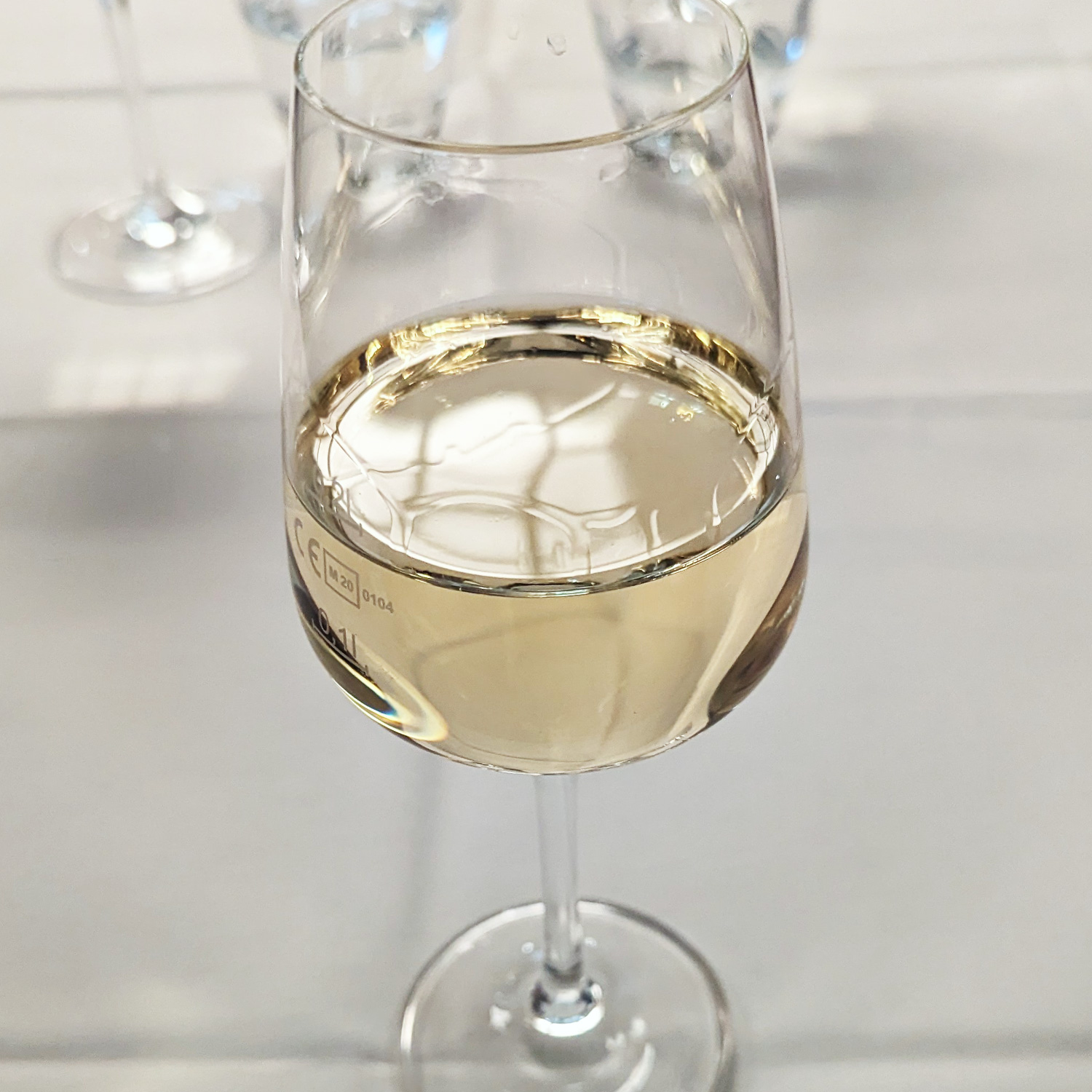 Genießen Sie diesen schmackhaften Weißwein