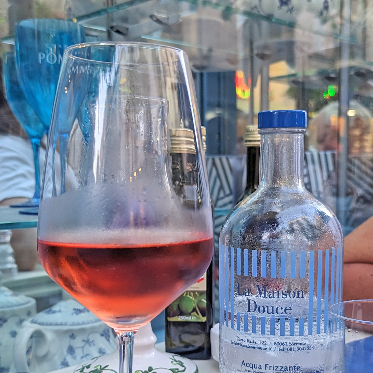 Genießen Sie diesen erfrischenden Roséwein