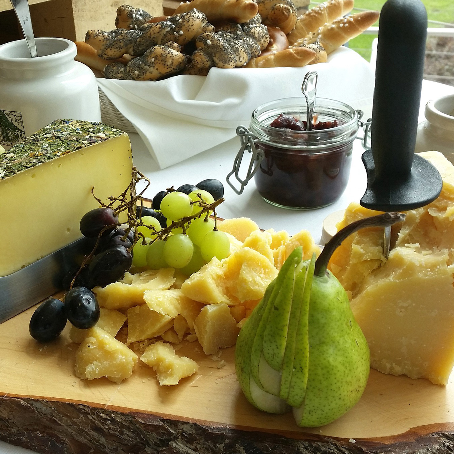 Käseteller als Weinbegleitung