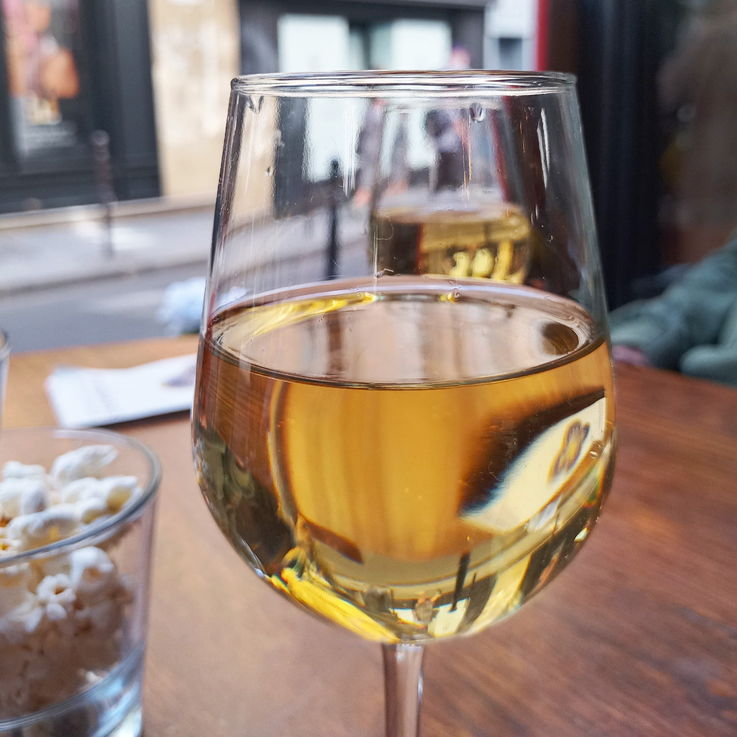 Genießen Sie diesen schmackhaften Weißwein