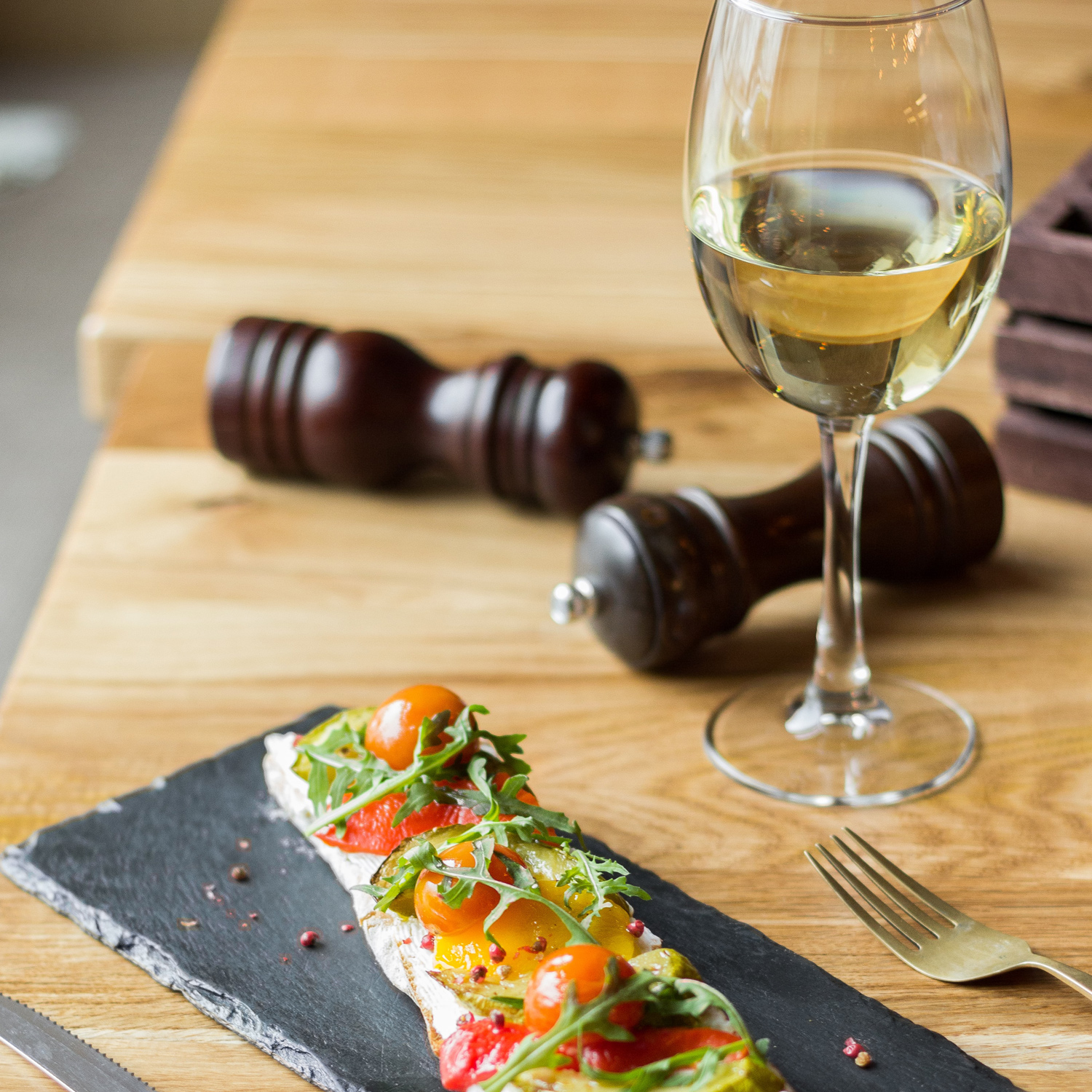 Genießen Sie diesen schmackhaften Weißwein