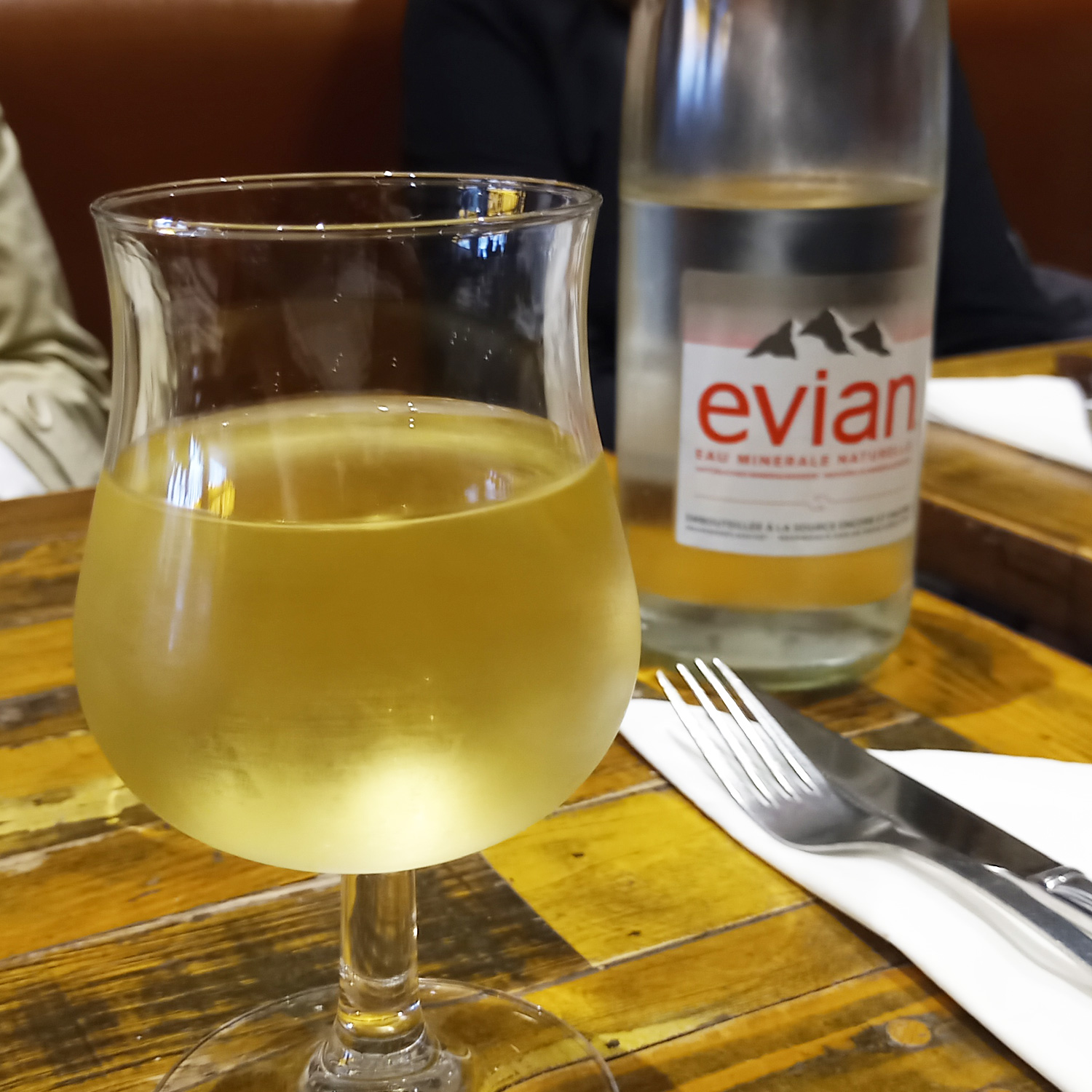 Genießen Sie diesen schmackhaften Weißwein