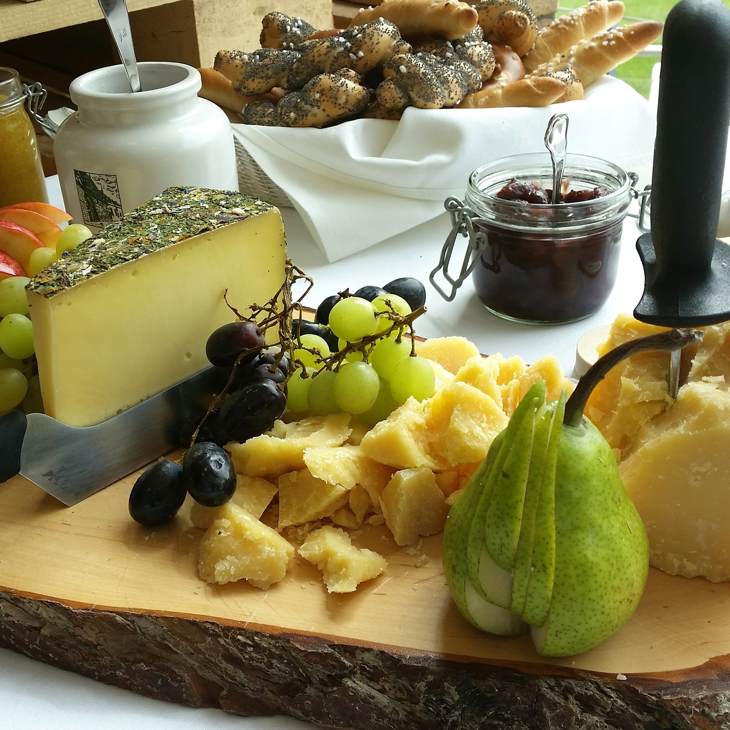 Käseteller mit Parmesan zum Wein