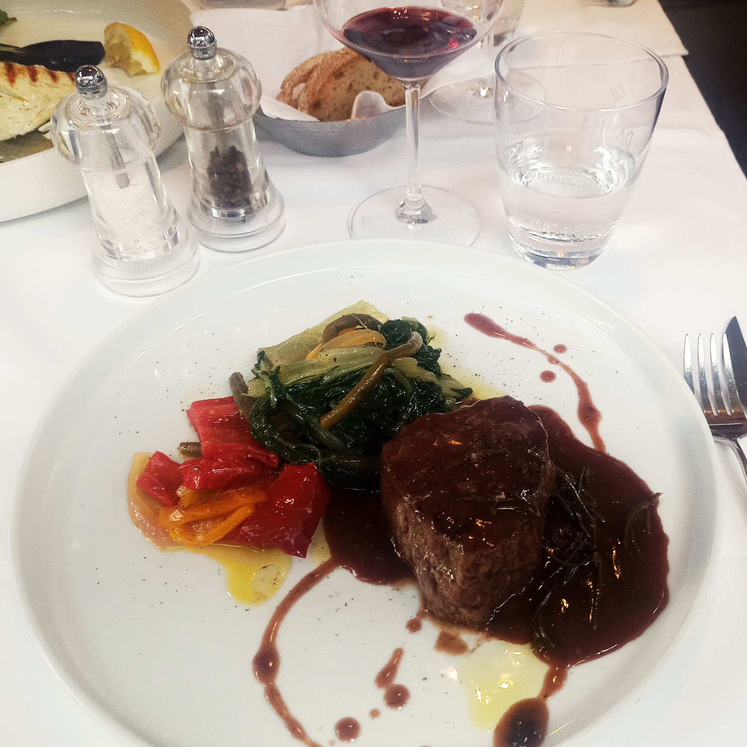 Ausgezeichnet köstlicher Rotwein