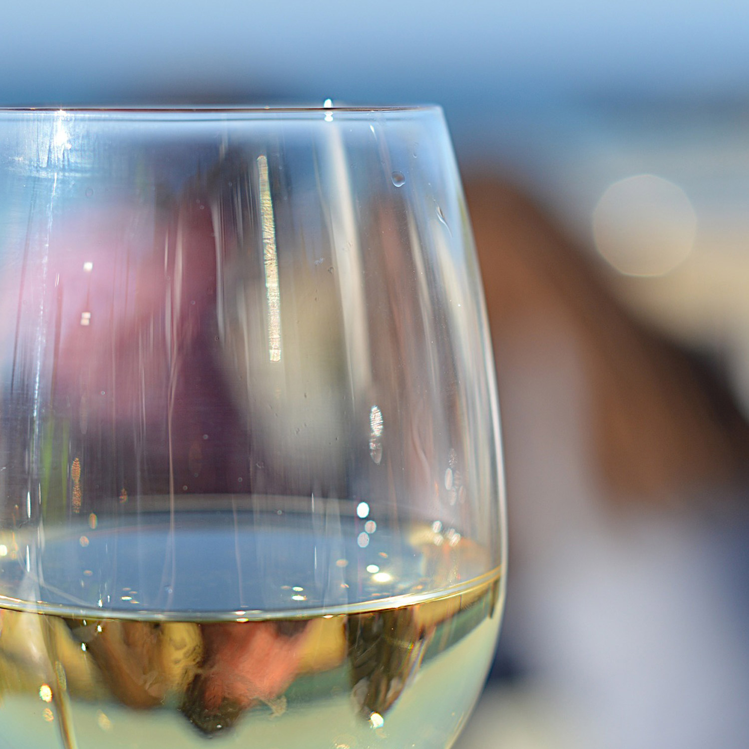 Genießen Sie diesen schmackhaften Weißwein