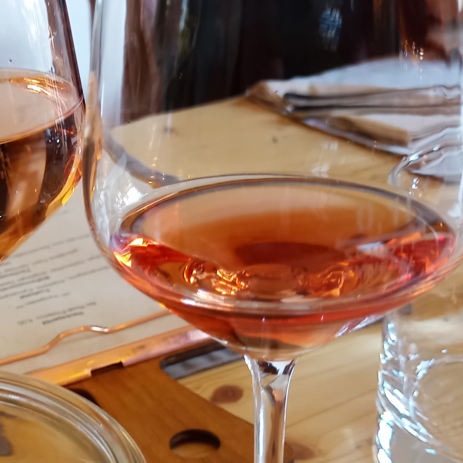 Genießen Sie diesen erfrischenden Roséwein