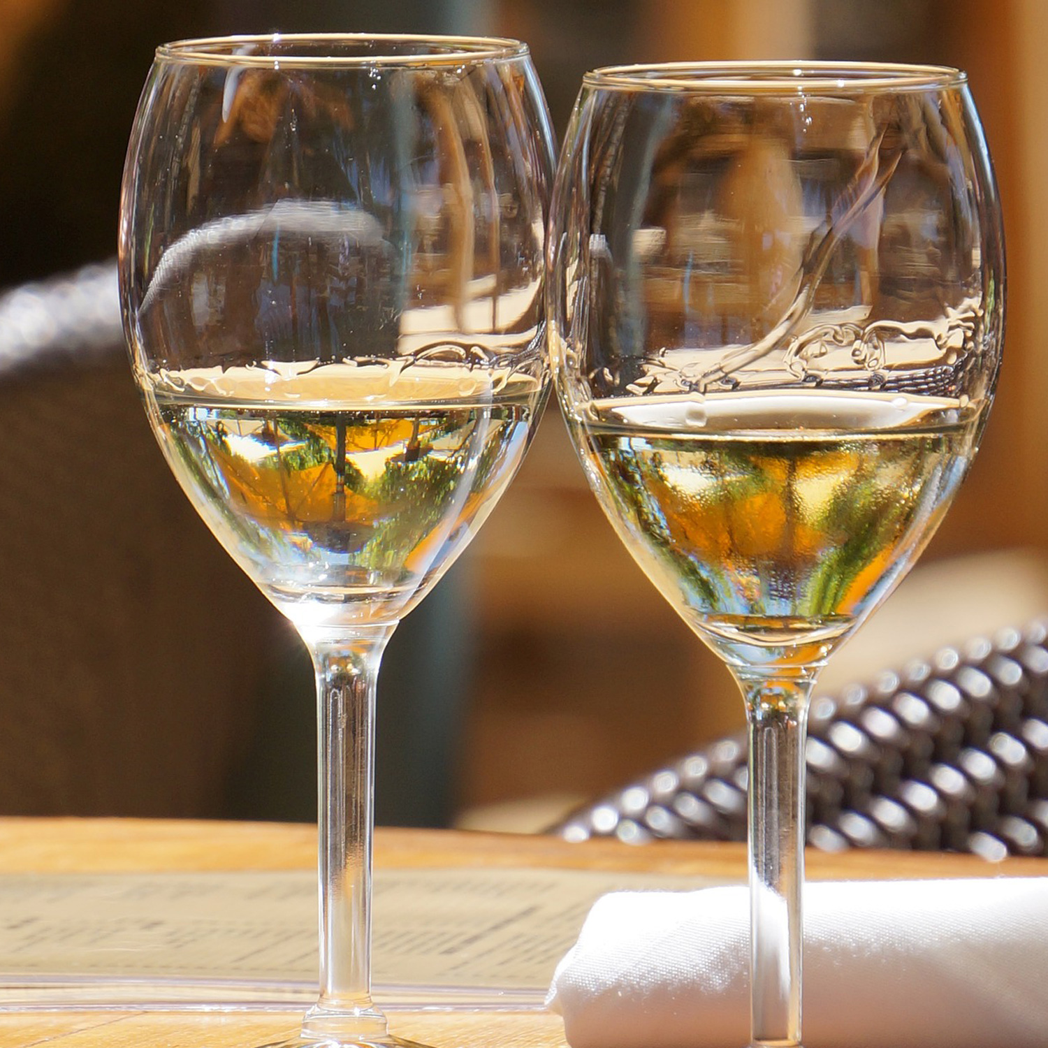 Genießen Sie diesen schmackhaften Weißwein