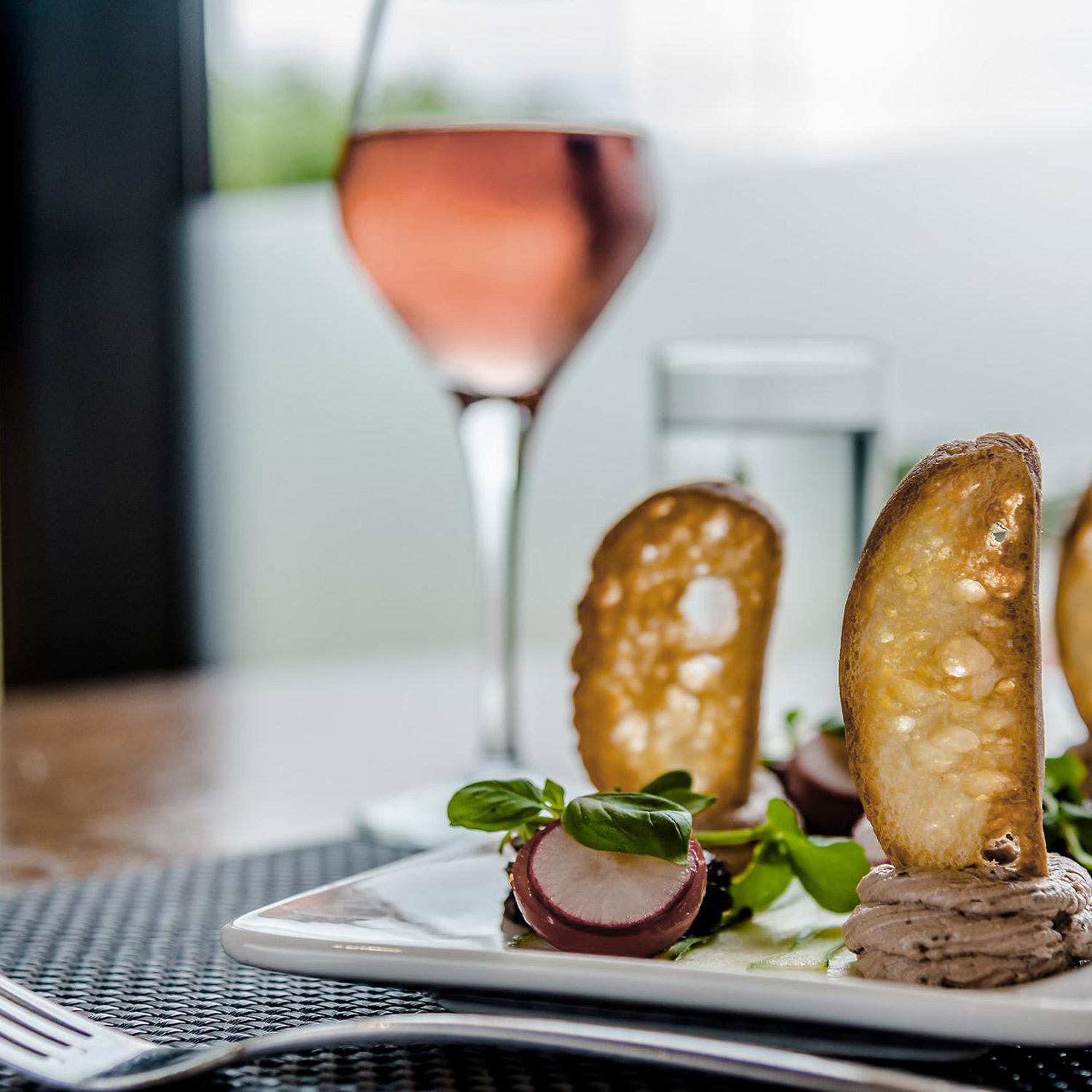 Genießen Sie diesen erfrischenden Roséwein