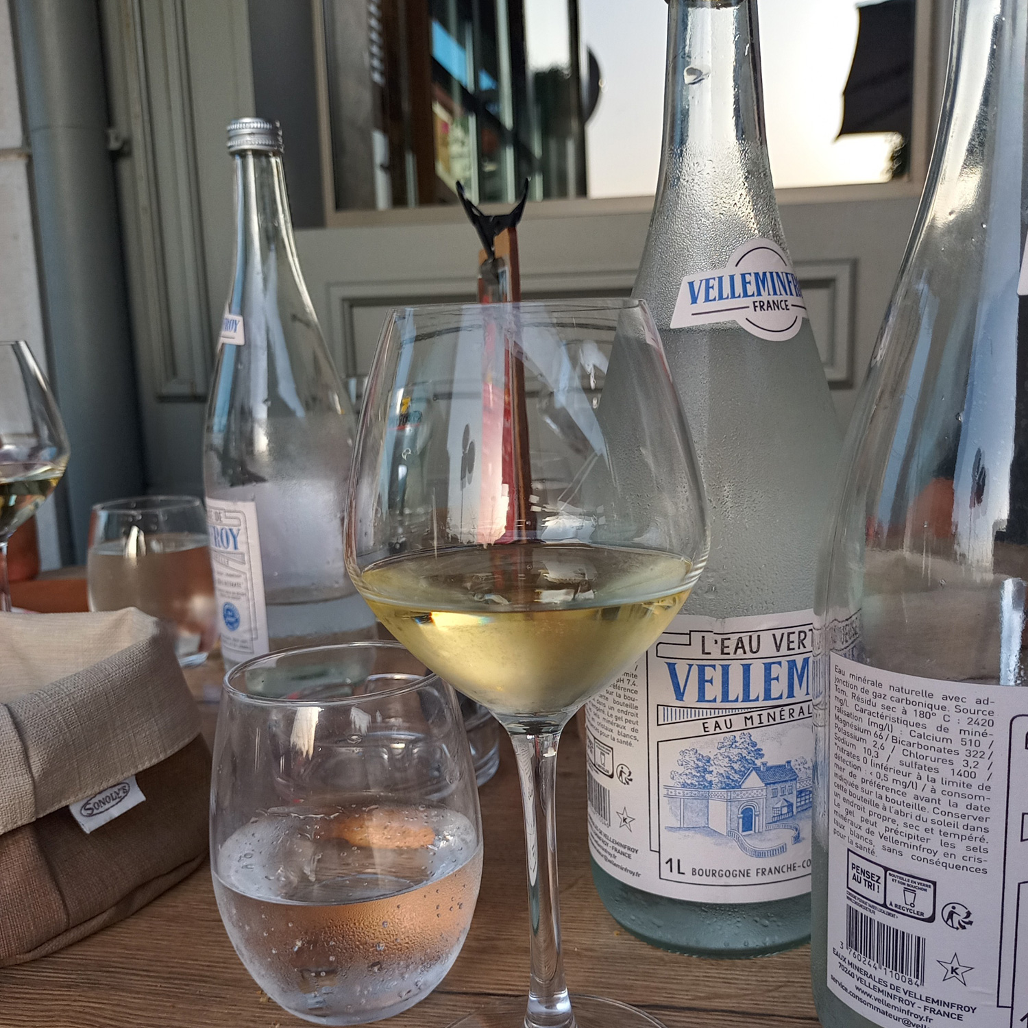 Genießen Sie diesen schmackhaften Weißwein