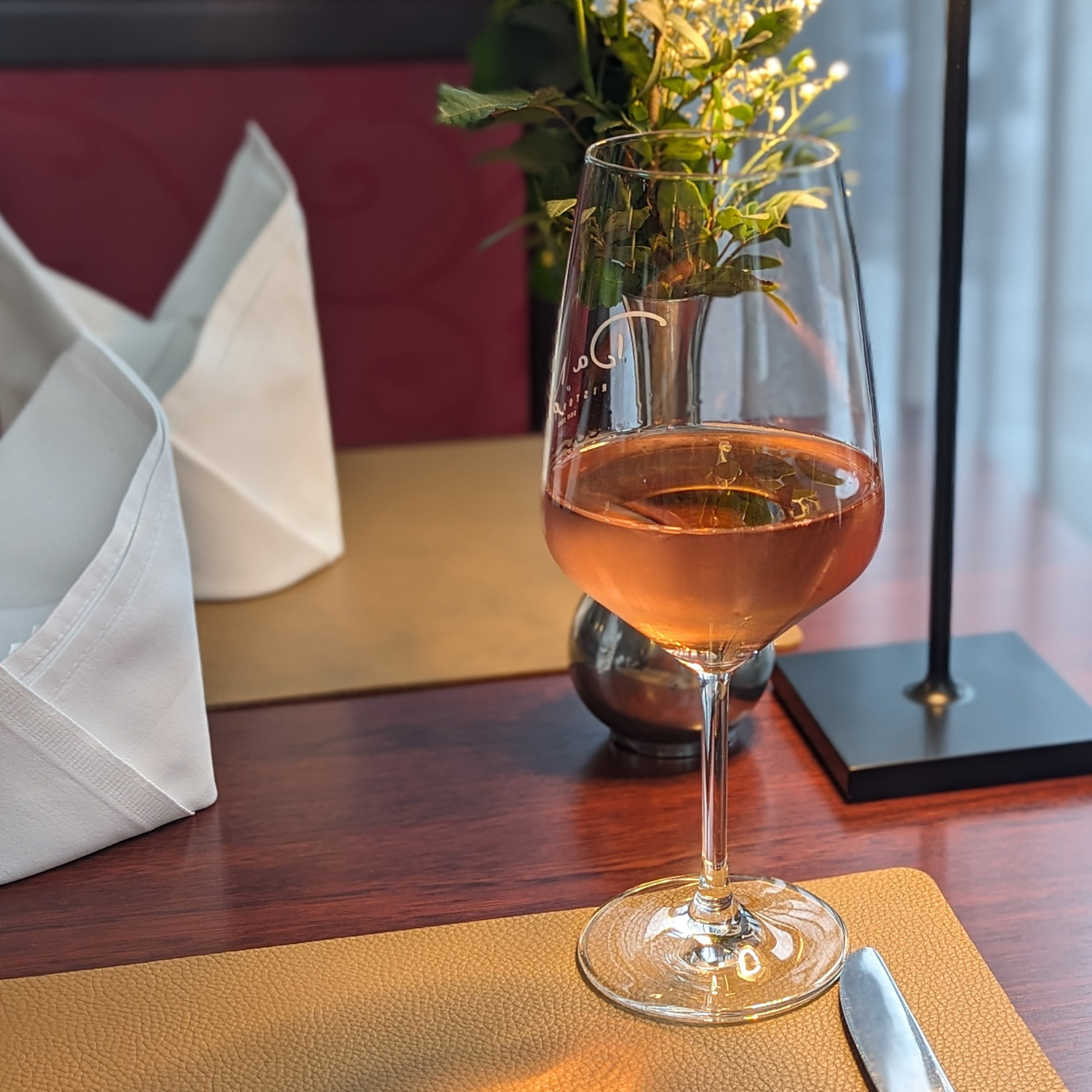 Genießen Sie diesen erfrischenden Roséwein