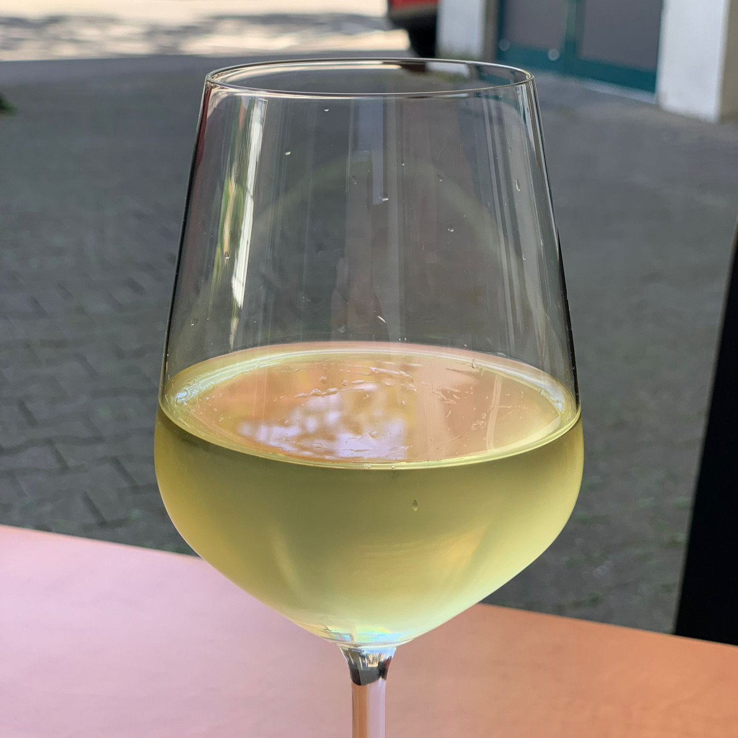 Genießen Sie diesen schmackhaften Weißwein