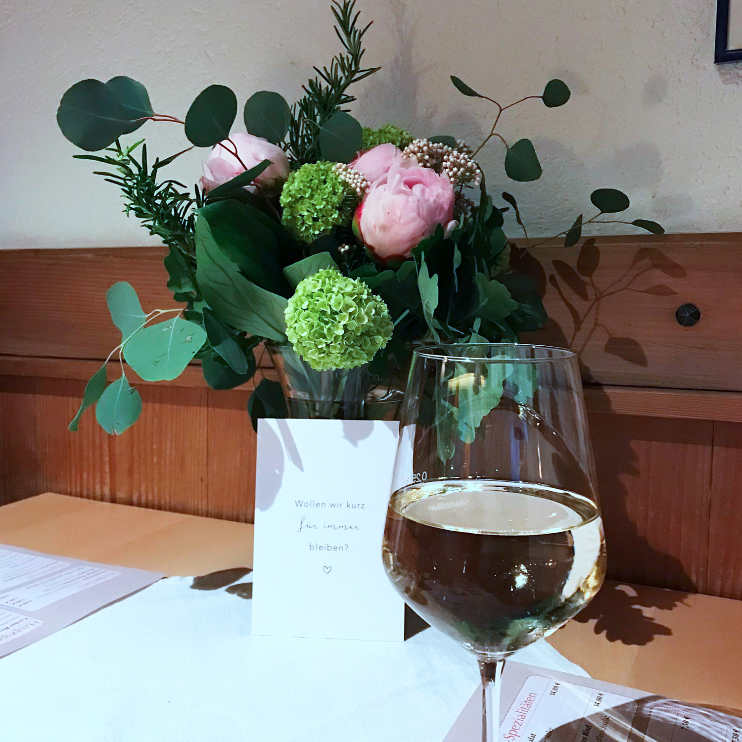 Genießen Sie diesen schmackhaften Weißwein